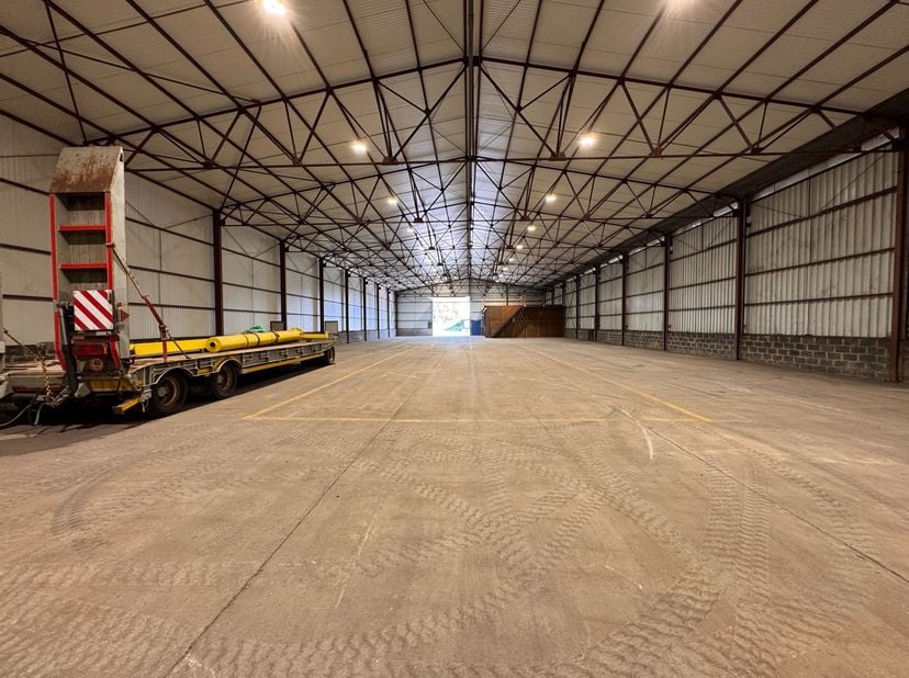 Langs de vlot bereikbare Torhoutsesteenweg in Zedelgem bevindt zich deze magazijnruimte van +/- 1.000 m²&amp;nbsp;met een praktische mezzanine van +/- 85