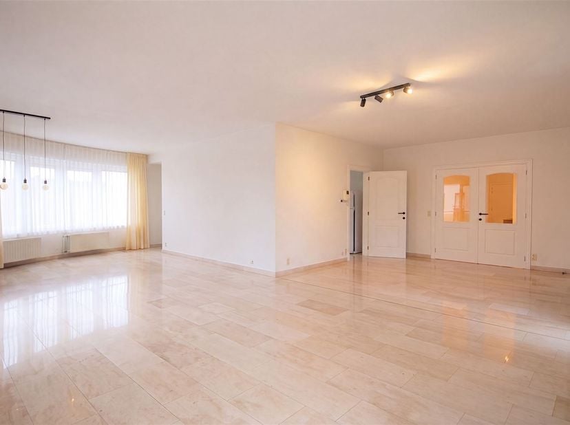 Prachtig, uitzonderlijk ruim appartement met 2 slaapkamers, 2 terrassen en inpandige garagebox, gelegen nabij het centrum van Maaseik.<br />
 <br />