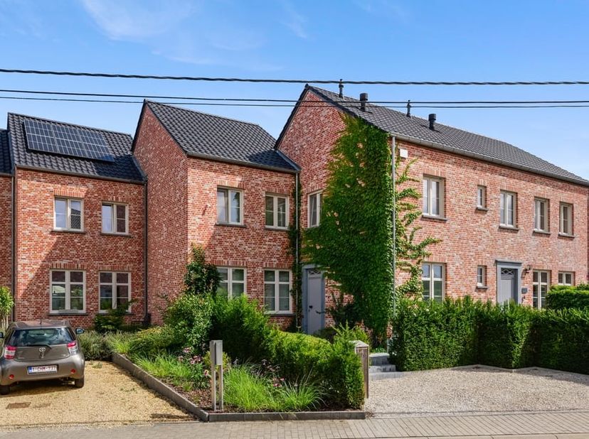 Op een aangename en rustige locatie bevindt zich deze prachtige woning met parkeergelegenheid, gebouwd in 2019 en afgewerkt volgens een bijzonder smaa
