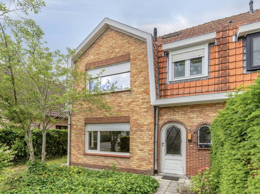 Ce bâtiment mitoyen à rénover dispose de 3 chambres, d'un jardin et d'un garage. Le centre de Bruges ainsi que l'autoroute ne sont qu'à quelques minut