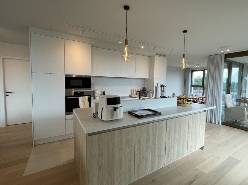 TE HUUR - GENT. Exclusief en uitzonderlijk ruim penthouse met aangename terrassen op toplocatie in Gent<br />
Aan de gegeerde Hogeweg in Gent bevindt