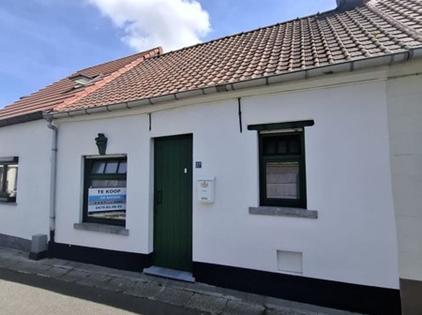 Bent u op zoek naar een gezellige woning die u nog volledig naar uw eigen smaak kunt afwerken? Dan is deze charmante woning in een rustig straatje, na