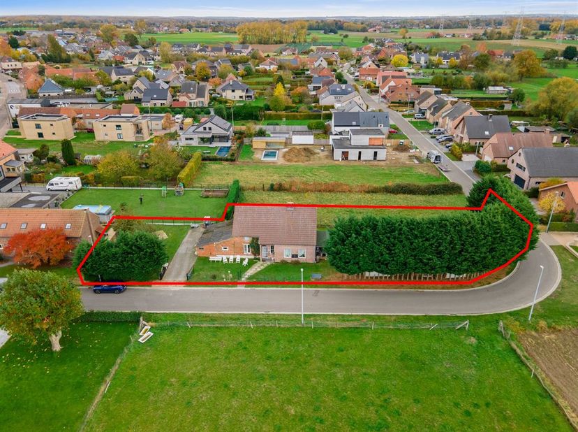 Rustig gelegen woning op een perceel van 12a62ca, met een prachtig vrij uitzicht over de velden.<br />
Deze verzorgde woning biedt een praktische inde