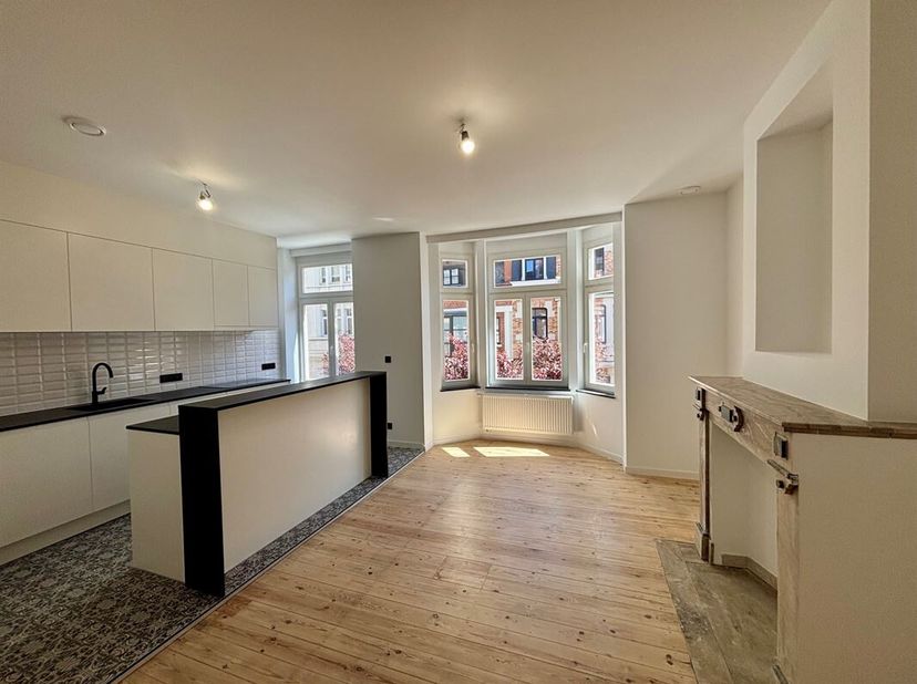 Appartement ENTIEREMENT RENOVE de 70 m2<br />
dans une rue calme et petit immeuble de 3 appartements.<br />
Cuisine ouverte entièrement équipée avec b