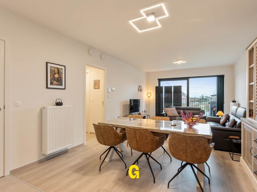 In de residentiële omgeving Heuveldal bevindt zich dit recent gelijkvloers appartement met één slaapkamer, terras, autostandplaats en privatieve bergi