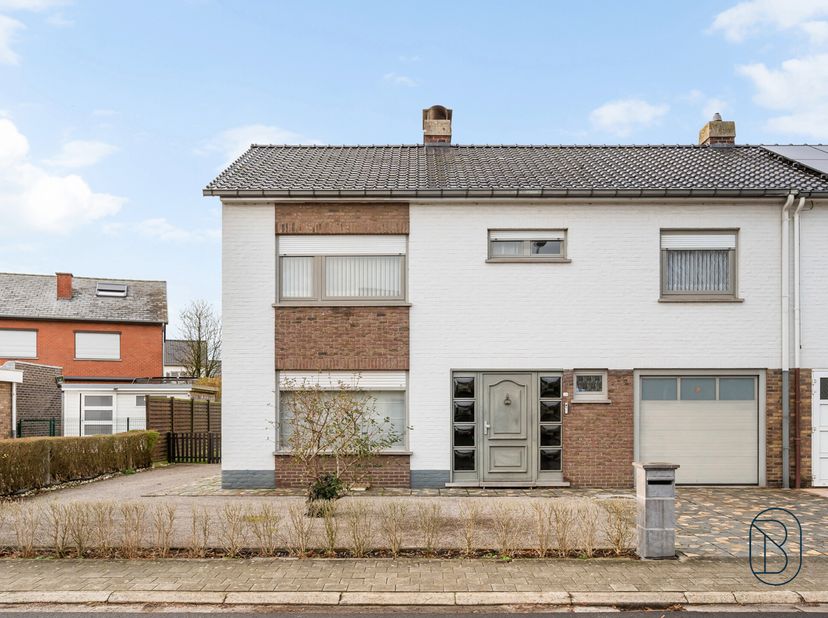 Ruime gezinswoning met 4 slaapkamers, garage, zuidgericht terras en tuin, gelegen in een aangename en goed bereikbare omgeving! Deze woning combineert