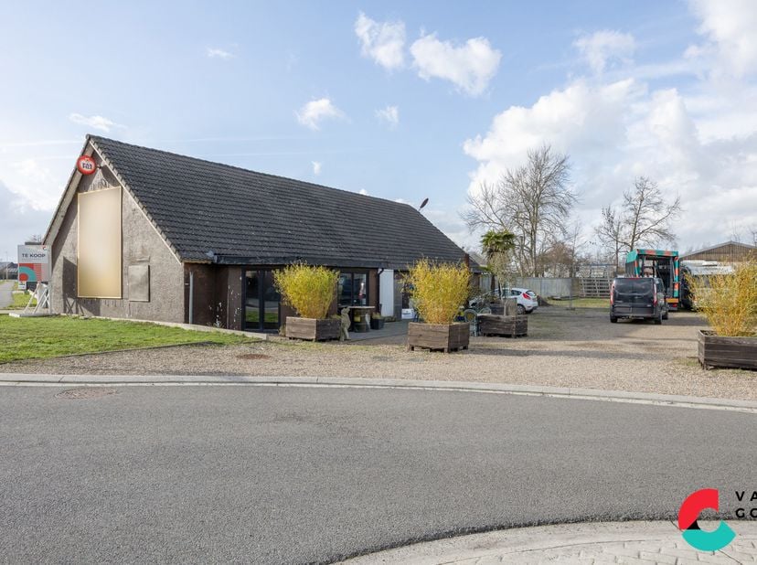 Ben je op zoek naar een handelshuis met een goede zichtlocatie? Dan is dit pand op een perceel van 11a94ca precies wat je zoekt! Dankzij de gunstige l