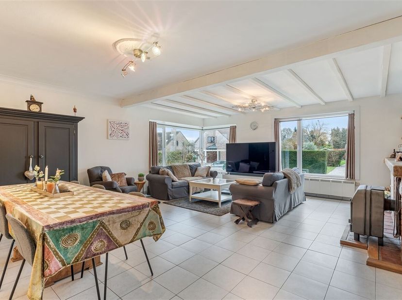 Deze instapklare woning op een prachtig perceel van 8a83ca biedt bijzonder veel ruimte en flexibiliteit. Dankzij de doordachte indeling met een linker