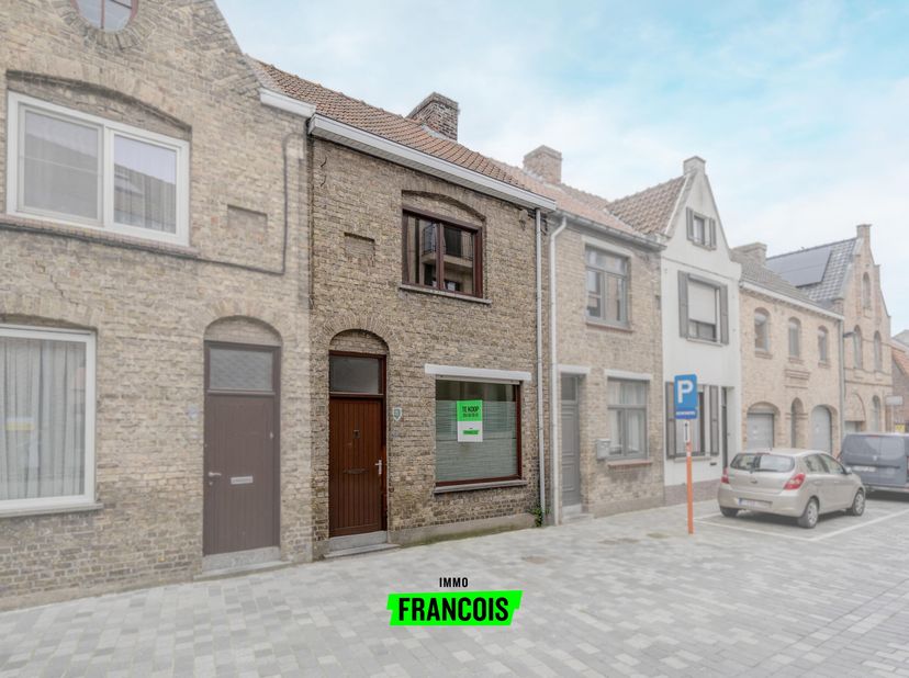 Charmante woning te koop in de Stovestraat te Diksmuide, op een uitstekende ligging vlak bij de markt, scholen en winkels.<br />
Bij het binnenkomen w