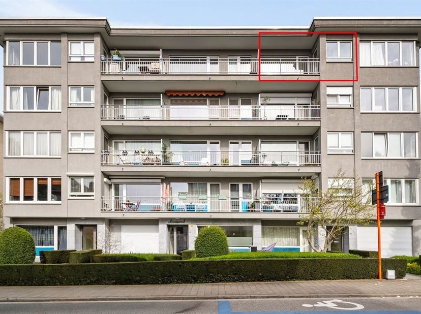 Ligging<br />
Dit appartement is rustig gelegen in de Guido Gezellelaan, met een vlotte verbinding naar het centrum en belangrijke invalswegen. Winkel