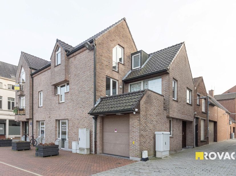 Ruim en lichtrijk duplex appartement bestaande uit inkom met apart gastentoilet, lichtrijke leefruimte met toegang naar de ruime keuken die voorzien i