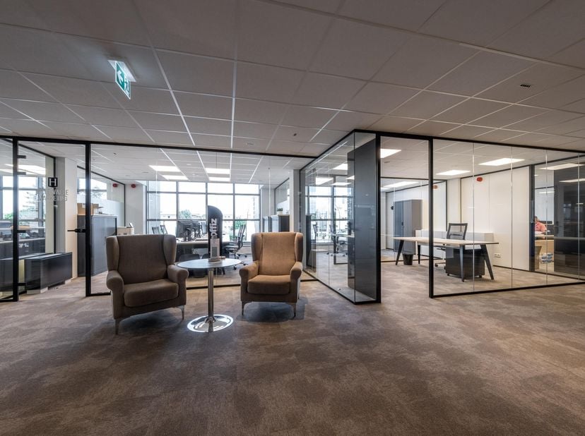 Modulair werken op een inspirerende locatie in Business-center d'Offiz te Turnhout. <br />
Gelegen aan de Parklaan (Ring Turnhout) in een kantoorgebou