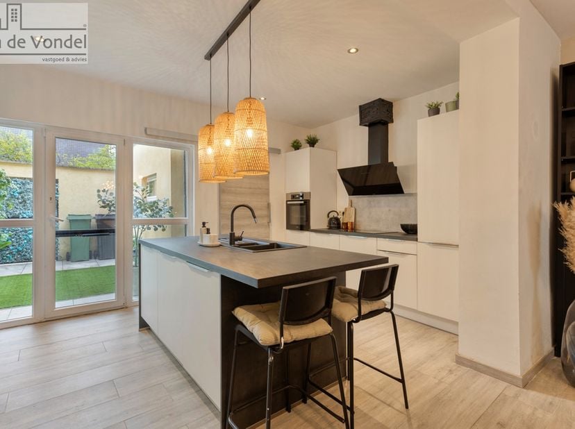 Op zoek naar een 100% instapklare starterswoning waar u zonder grote werken meteen uw intrek kunt nemen? <br />
Deze verzorgde woning in Erembodegem b