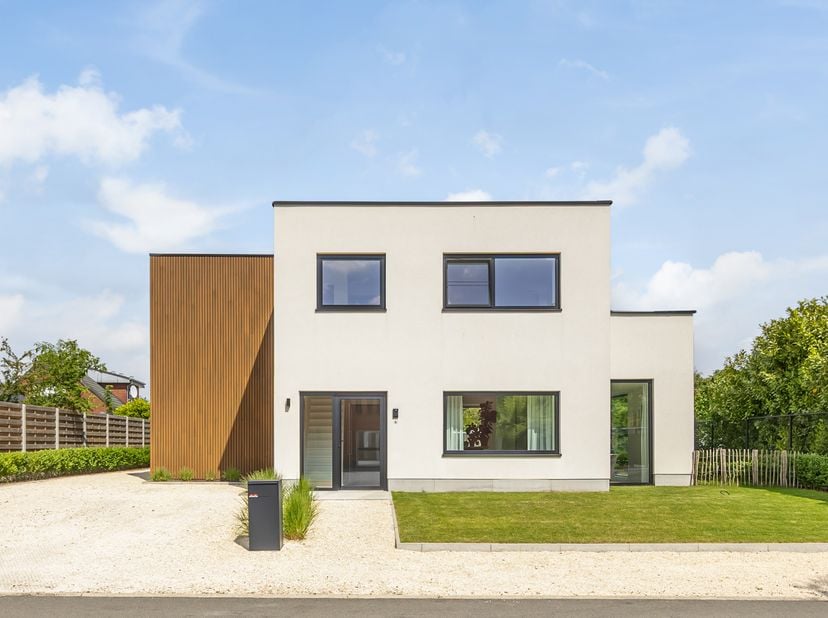 In een aangename woonomgeving in Lommel bevindt zich deze instapklare, gerenoveerde moderne woning. De woning uit 1963 werd grondig vernieuwd en in 20