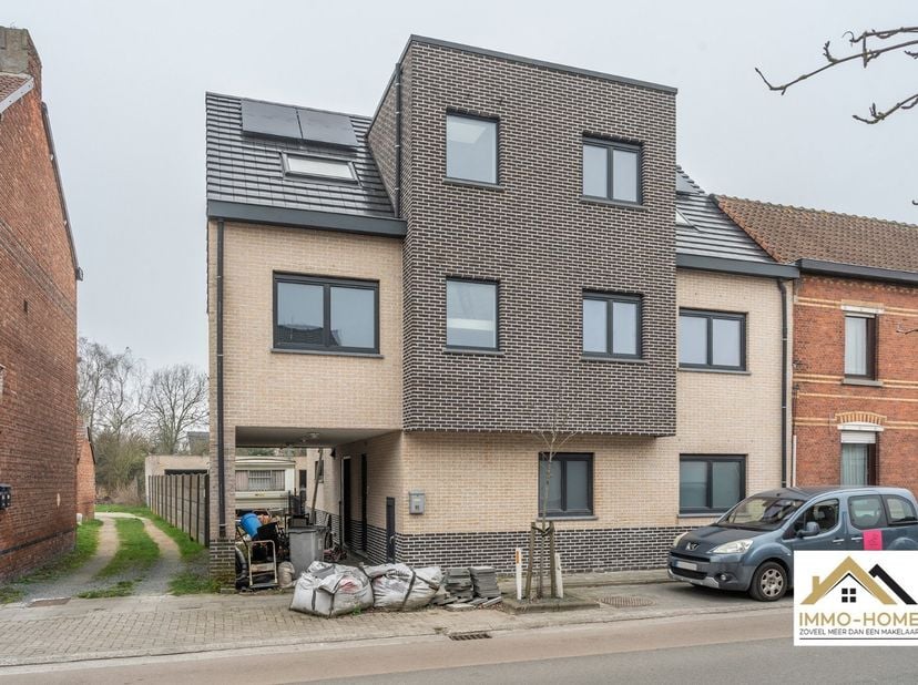 Dit nieuwbouwcomplex wacht nog enkel op een - afwerking om er een mooi collectief pand van te maken. Het bestaat uit drie appartementen, waarbij de on