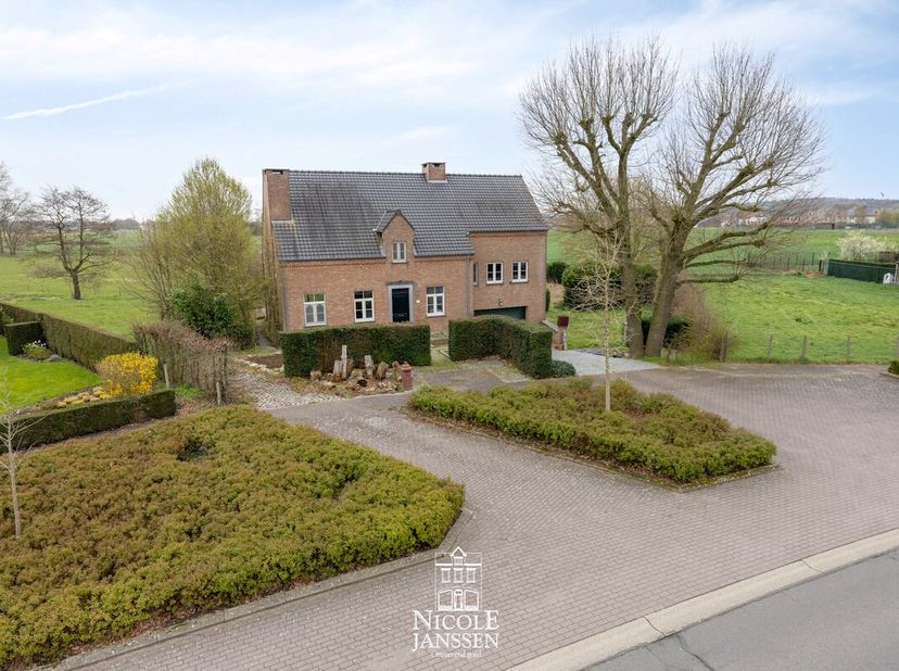 Dit landhuis met karakter geniet van een prachtig open zicht over de achterliggende weilanden.<br />
De woning is verrassend ruim ingedeeld over diver