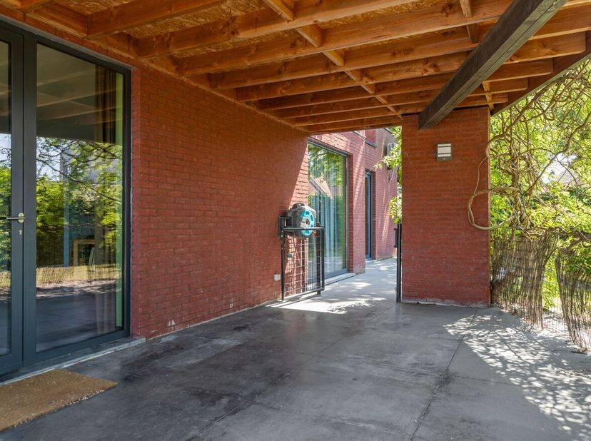 Ligging:<br />
Deze woning is rustig gelegen aan Wilbroek 37 in Paal, omringd door groen en met een aangename, landelijke sfeer. Hier geniet u dagelij