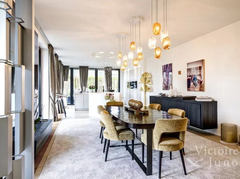 Gelegen in een beveiligd domein van 1,5 ha in de wijk Hamoir, prachtig duplex op de begane grond met een oppervlakte van ± 338 m², aangevuld met terra