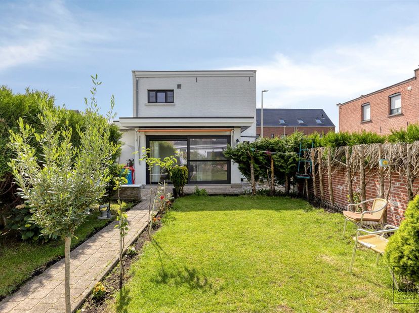 Deze gerenoveerde woning met een bewoonbare oppervlakte van 144 m² verwelkomt u via een ruime inkomhal op onderhoudsvriendelijke stenen vloer. Hier be