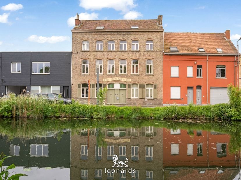 Welkom aan de Vlaanderenkaai 28 in Kortrijk, waar karakter, ruimte en locatie op een zeldzaam mooie manier samenkomen. Dit prachtige authentieke heren
