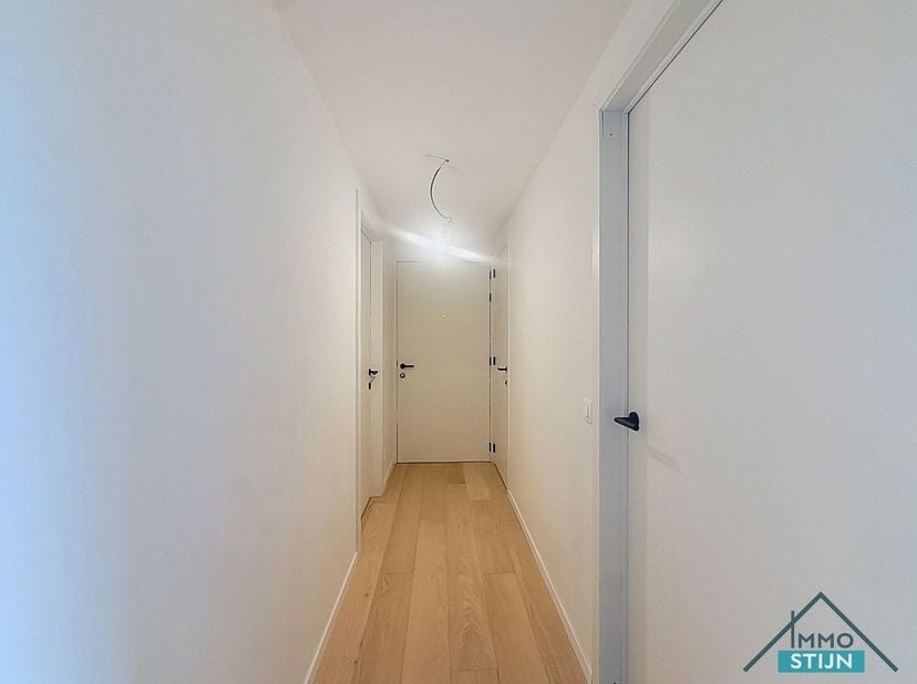 In het centrum van Passendale vind je dit recent opgeleverde appartement op de eerste verdieping, vlot bereikbaar met de lift. Het appartement combine