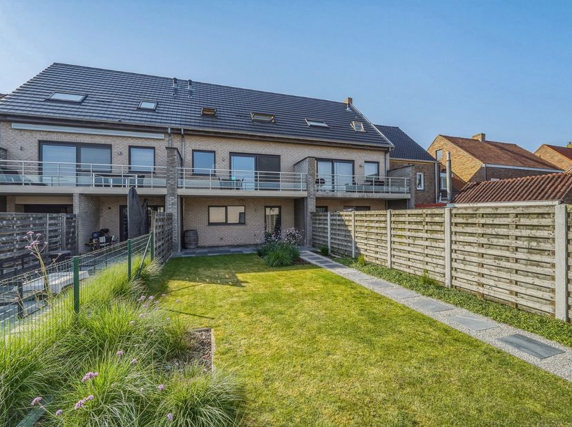 Op een rustige locatie, op wandel- en fietsafstand van het centrum van Oudenburg, wacht deze verrassend ruime en energiezuinige bel-etagewoning (2011)