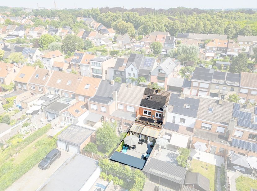 Deze ruime, zuidgerichte gezinswoning met 3-4 slaapkamers is gelegen in een rustige en groene straat te Assebroek, vlakbij kinderboerderij 'De Zeven T