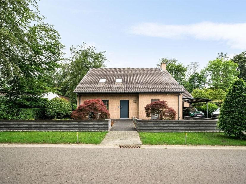 In een uiterst rustige straat bevindt zich deze verzorgde gezinswoning op Beukenlaan 3 te Kessel. <br />
De woning combineert comfortabel gelijkvloers