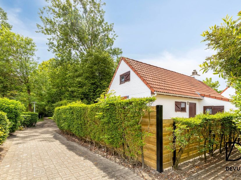 <br />
Deze verrassend&amp;nbsp;ruime en instapklare&amp;nbsp;vakantiewoning&amp;nbsp;met 3 slaapkamers straalt charme, rust en gezelligheid uit. De authentieke v