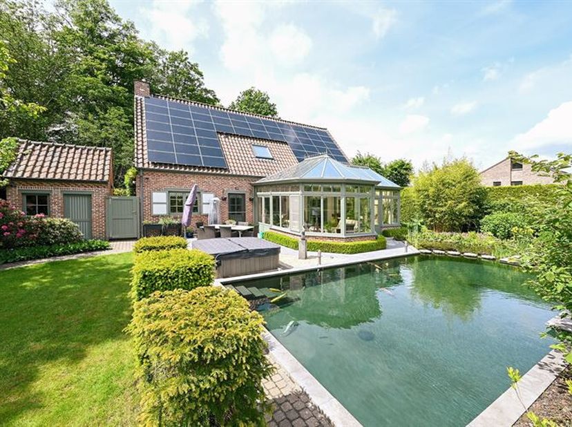 Bekijk deze woning uitgebreid op www.koosi.be<br />
Deze charmante villa is gelegen in de super populaire wijk Hoverheide op de grens tussen Mortsel,