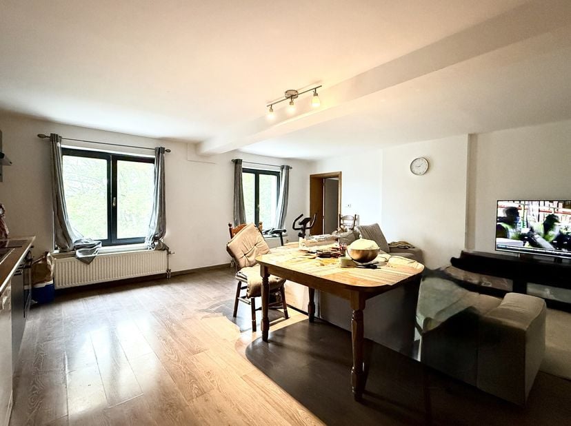 Mooi appartement met 2 slaapkamers in een karaktervol gebouw, gelegen in het centrum van Aat.<br />
Indeling: inkomhal met apart toilet, ruime woonkam