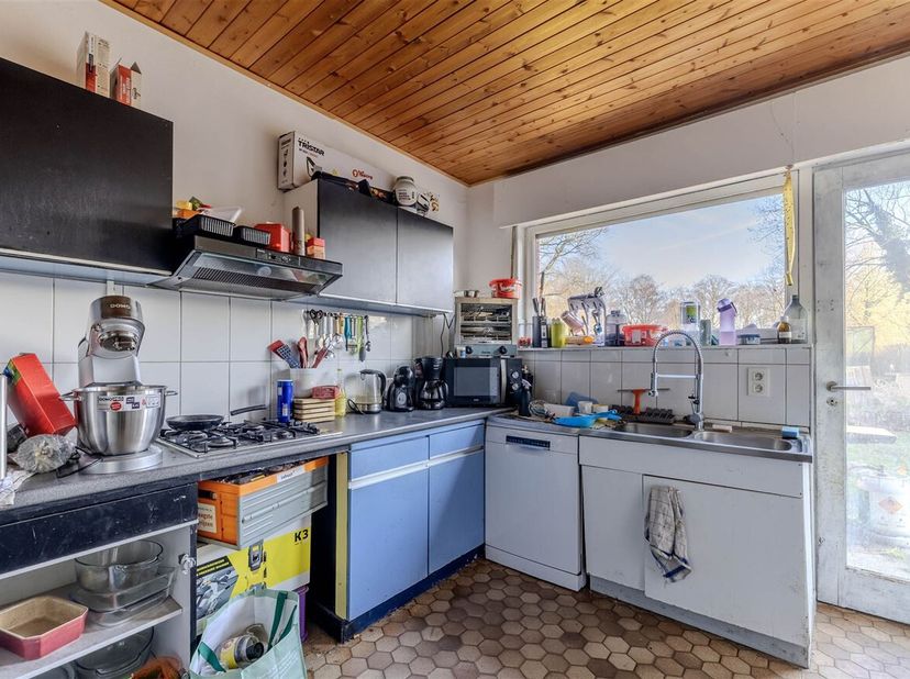 Te renoveren woning op een perceel van ca 850 m²<br />
Beschrijving:<br />
Inkomhal met gastentoilet,ruime leefruimte, keuken, nachthal met badkamer e