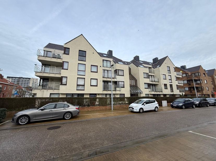 Cet appartement prêt à emménager d'une chambre est situé au premier étage de la résidence Villa Klepsydra, située dans un quartier résidentiel calme o