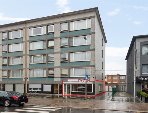                                        Handelsgelijkvloers te huur in Merksem, € 925
