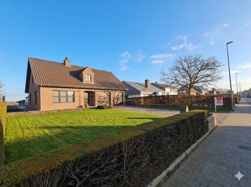 Deze vrijstaande woning bevindt zich aan het rustige einde van de Diksmuidseweg in Boezinge, op 5 minuten rijden van Ieper. In het dorp zelf is er een