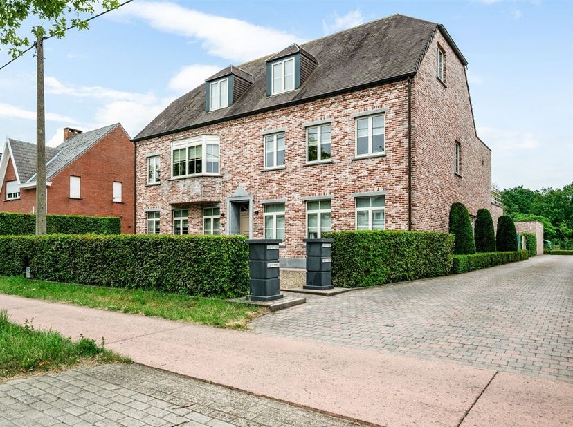 Instapklaar gelijkvloers appartement met 2 slpks, garage, ruim terras en tuintje te Putte.<br />
Dit gelijkvloers appartement heeft een inkomhal met i