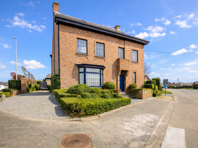 Locatie:<br />
De statige vrijstaande woning is gelegen vlakbij het levendige centrum, met een vlotte verbinding naar de R4 en E40, zijn dit alvast gr