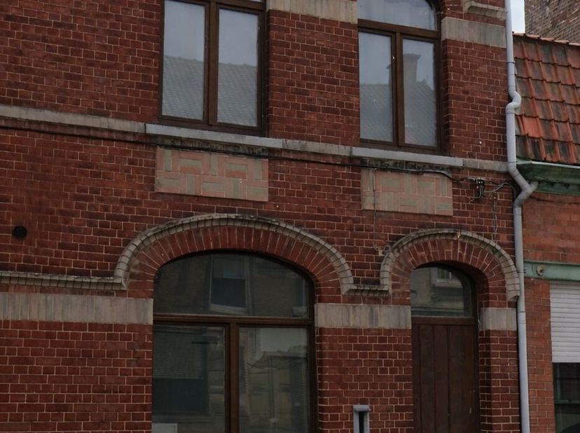 Deze charmante woning verwelkomt je via een aangename inkomhal die uitkomt op een lichtrijke leefruimte, ideaal om te ontspannen of gezellig samen te