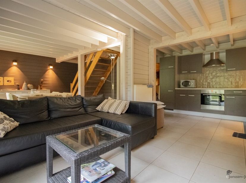 Chalet met bew. opp. van 100 m² met 3 slaapkamers op 3.759 m² in gebied voor verblijfsrecreatie. <br />
GEEN PERMANENTE BEWONING TOEGESTAAN. <br />
Ge