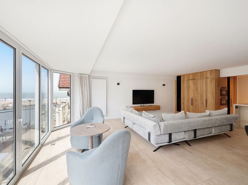 Dit verzorgde en volledig gemeubelde appartement combineert comfort, ruimte en een uitstekende ligging. Dankzij de uitstekende ligging bevindt u zich