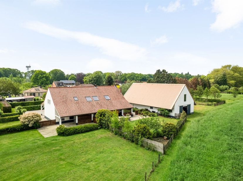 Prachtige hoeve met een vergund bijgebouw van 186m² op een uniek perceel van maar liefst 39.900m². Gelegen in het groen, in een doodlopend straatje en
