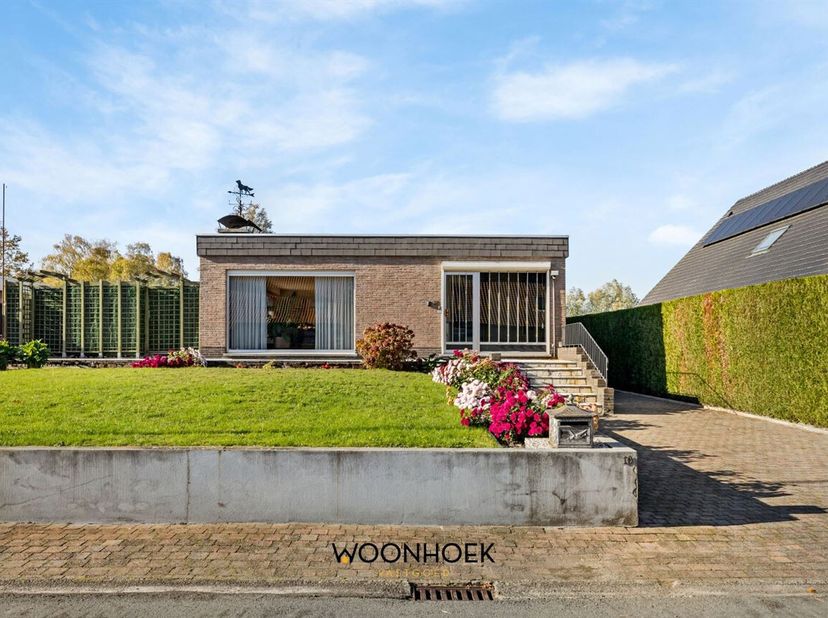 Ben je op zoek naar een rustig en residentieel gelegen open bebouwing op 976m² met 3 slaapkamers te Moerbeke ? Breng dan zeker een bezoek aan deze won