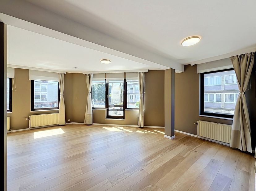 En plein cœur du quartier Roodebeek, à proximité des parcs Georges Henri et de Roodebeek, au 1ER étage d’un petit immeuble de 3 étages avec ascenseur,