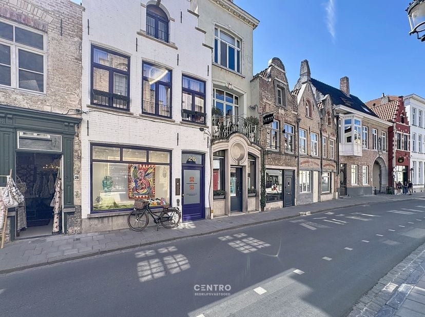 Aantrekkelijk verhuurd opbrengsteigendom in het hartje van Brugge, met een goed draaiende horecazaak met uitstekende reputatie en een bovenliggend ins