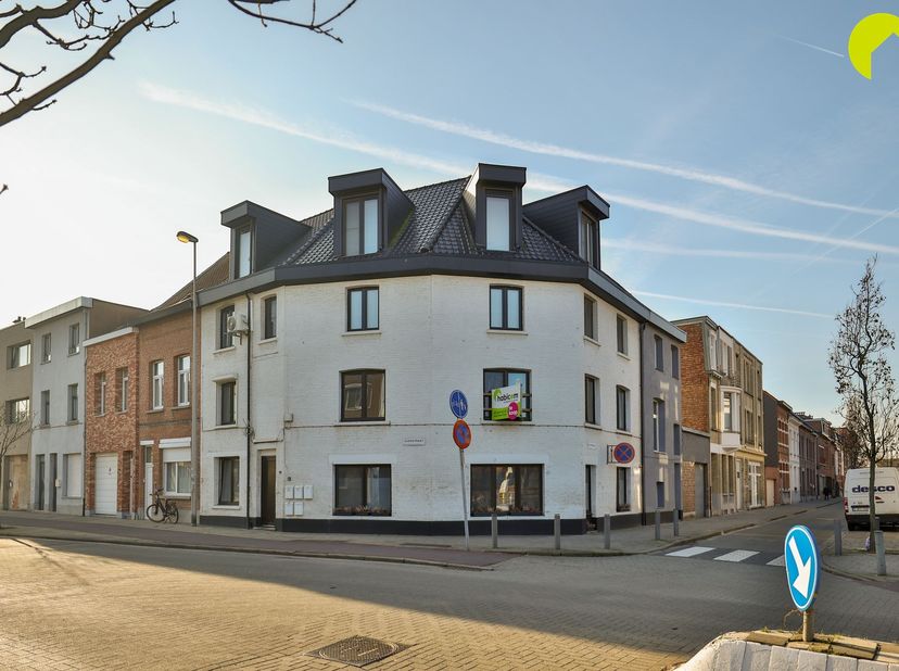 Welkom in dit lichtrijke appartement gelegen te Hoboken, een dynamische buurt met uitstekende verbindingen en alle voorzieningen en op wandelafsstand