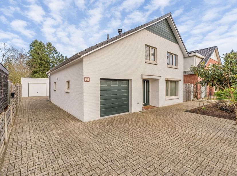Maison familiale prête à emménager avec 4 chambres et jardin à Achel<br />
Situation : La propriété est située dans une rue calme. Il s'agit d'un cadr