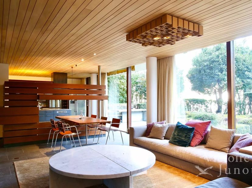 Victoire Junot stelt u dit prestigieuze appartement van ±172 m² voor, ideaal gelegen aan de emblematische Vijvers van Elsene en volledig gemeubeld en