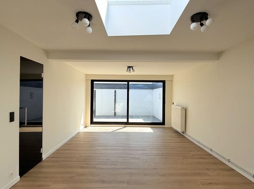 Vernieuwd en lichtrijk appartement in het dorp van Westkapelle, met alle voorname winkels in de straat. Het appartement beschikt over 3 slaapkamers en