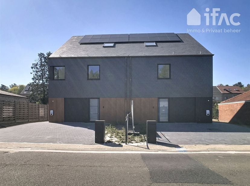 Prachtige en uiterst energiezuinige nieuwbouwwoning (220 m² volgens EPC) met 3 slaapkamers, polyvalente ruimte/zolder en tuin, ideaal gelegen in het c