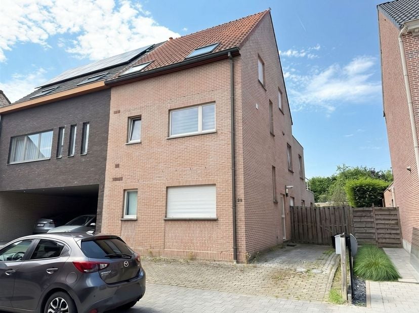 RUIM, LUMINEUS EN GEZELLIG DUPLEX-APPARTEMENT 131M² MET 3 SLAAPKAMERS, GROOT WEST-GEORIËNTEERD TERRAS 20M² EN BUITEN-AUTOSTAANPLAATS.<br />
 1ste en